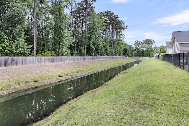 view of yard featuring a water view