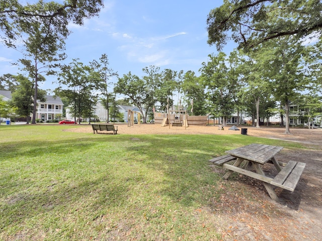 view of green lawn