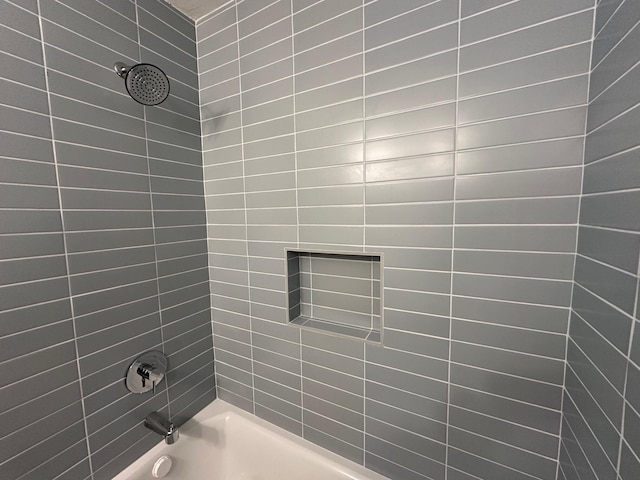 bathroom featuring tiled shower / bath