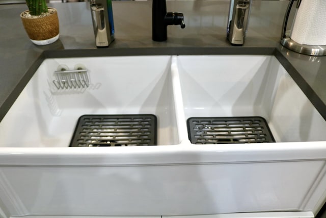 interior details featuring tasteful backsplash and sink