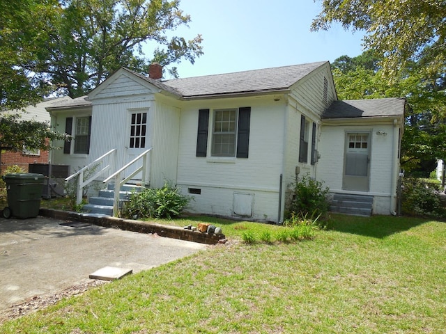 view of front of home with a front lawn