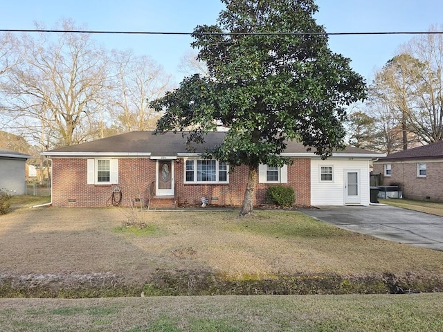 ranch-style home featuring brick siding, crawl space, and a front lawn