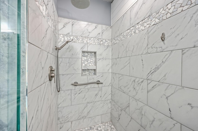 bathroom featuring a tile shower