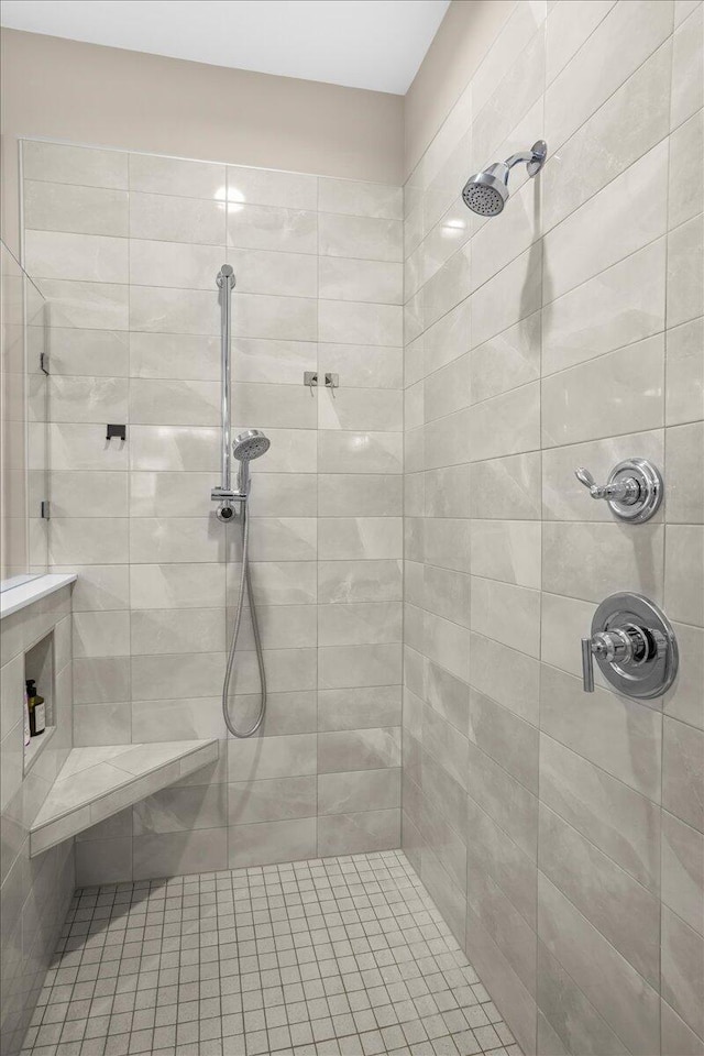 full bath with tiled shower