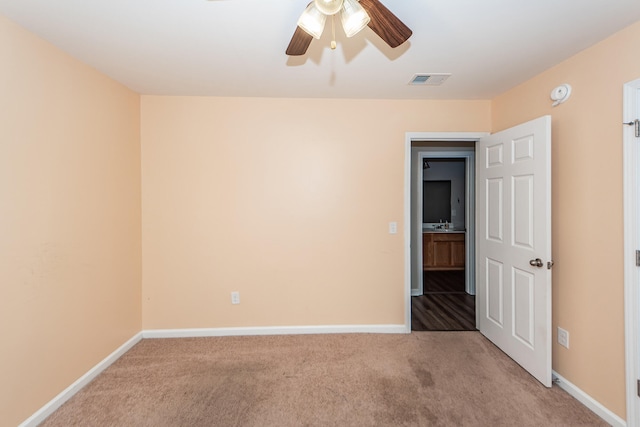 carpeted empty room featuring ceiling fan