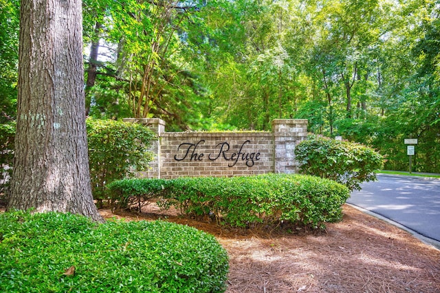 view of community / neighborhood sign