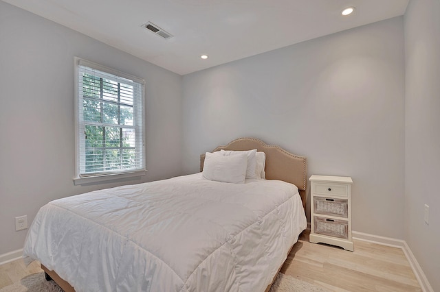 bedroom featuring baseboards, recessed lighting, visible vents, and light wood-style floors