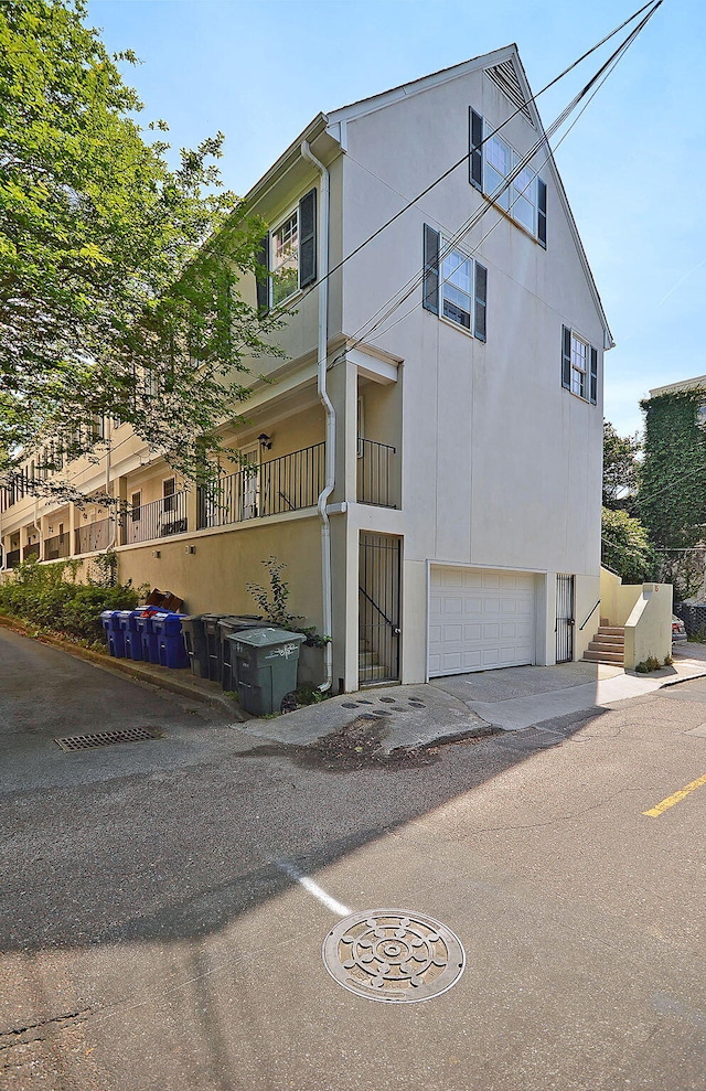 view of front facade featuring a garage and stucco siding