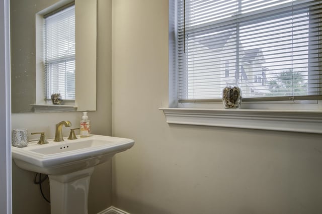 bathroom featuring a sink