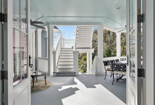 sunroom with ceiling fan