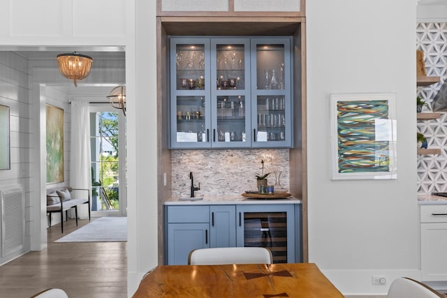 553 Old Compass Rd, Daniel Island, SC 29492 - indoor wet bar featuring beverage cooler, wood finished floors, decorative backsplash, and a chandelier