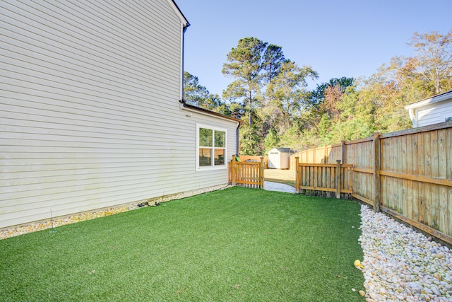 view of yard featuring a storage shed