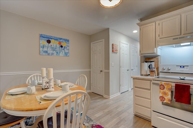 dining space with light wood-style floors, baseboards, and recessed lighting