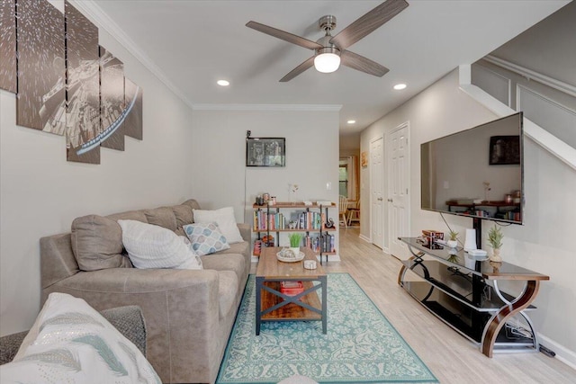 living room featuring a ceiling fan, recessed lighting, crown molding, and wood finished floors