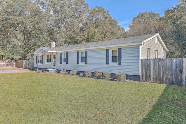 manufactured / mobile home featuring a front yard