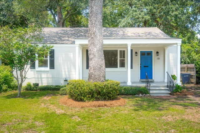 view of front facade with a front lawn