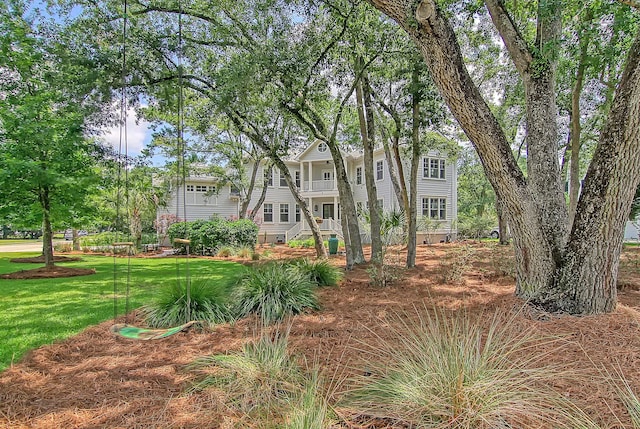 view of front of property featuring a front lawn