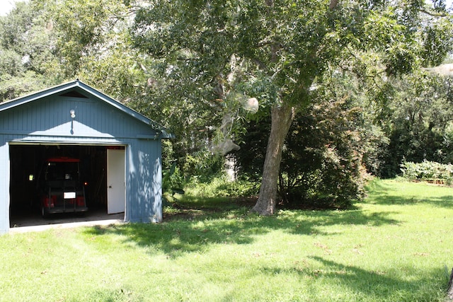 view of yard with an outbuilding