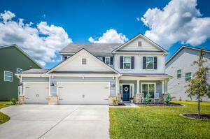 view of front of home with a front lawn, a garage, and driveway