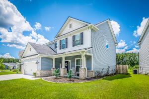 view of front facade featuring a garage, a front lawn, a porch, and driveway