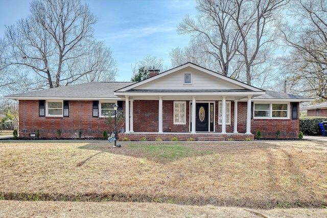 view of front facade featuring a porch and a front yard