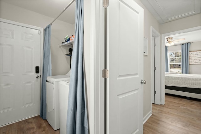 clothes washing area featuring hardwood / wood-style flooring, ceiling fan, and independent washer and dryer