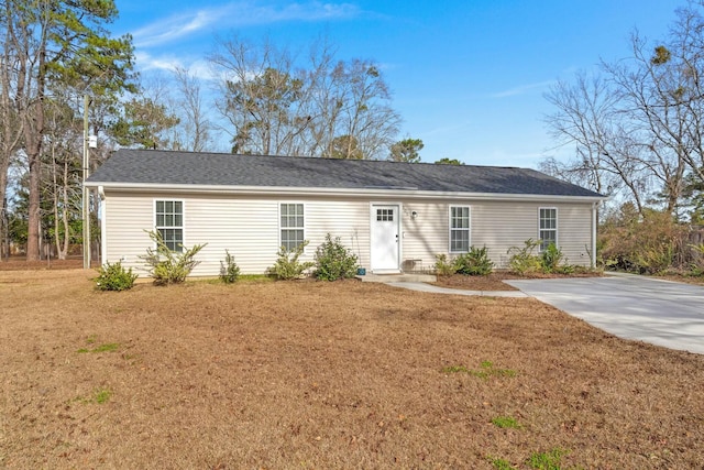 ranch-style house featuring a front lawn