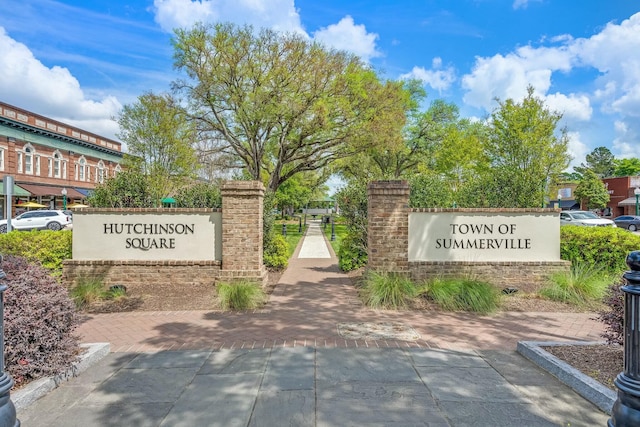 view of community / neighborhood sign