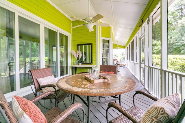 sunroom with ceiling fan