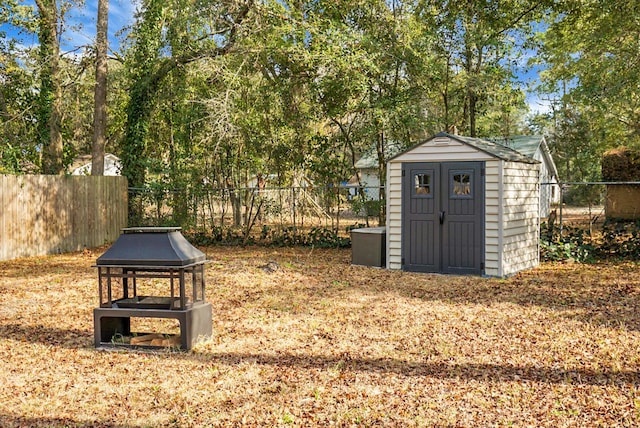 view of yard featuring a shed