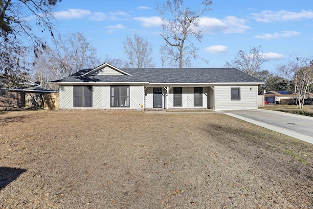 single story home featuring a front yard