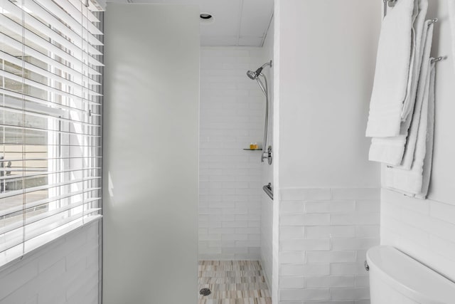 bathroom featuring toilet and tiled shower