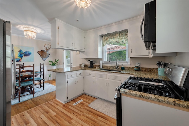 2220 Pinehurst Ave, Charleston, SC 29414 - kitchen featuring a sink, stainless steel appliances, a chandelier, ornamental molding, and a peninsula