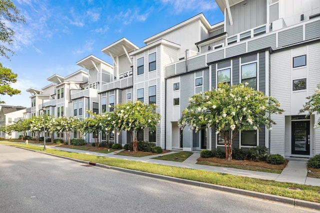 view of building exterior featuring a residential view
