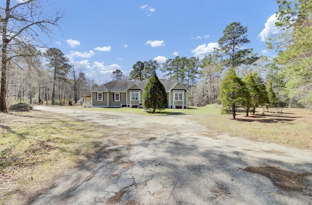 view of front of house with a front lawn and driveway