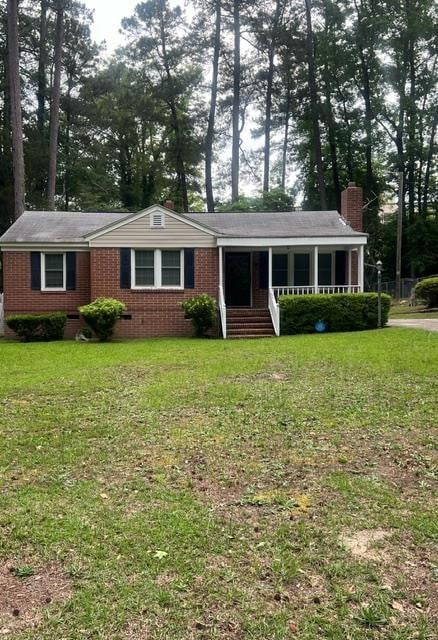 ranch-style house featuring a front lawn