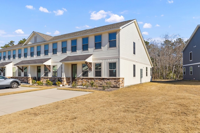 view of front of house featuring a front yard