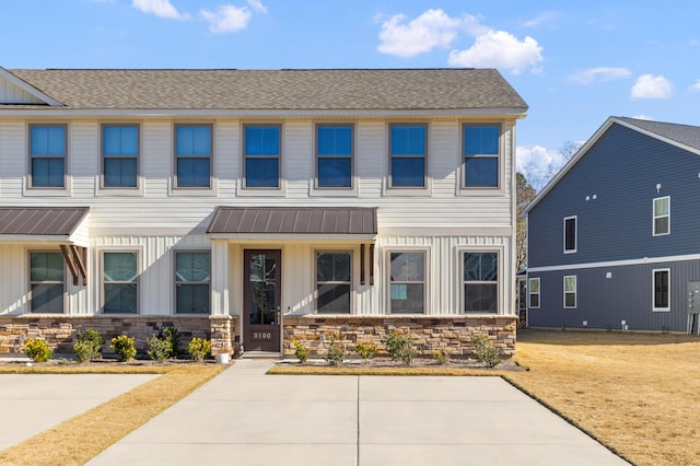 view of front of property featuring a front yard