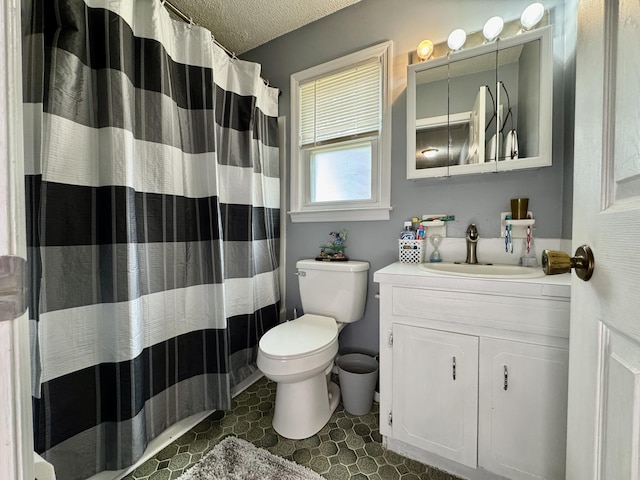 full bathroom featuring toilet, a textured ceiling, a shower with curtain, and vanity