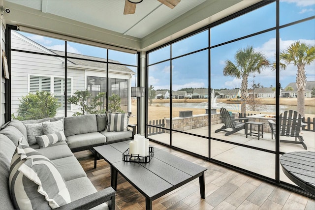 sunroom with ceiling fan