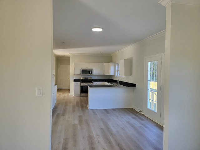 kitchen featuring kitchen peninsula, white cabinetry, light hardwood / wood-style flooring, ornamental molding, and stainless steel appliances