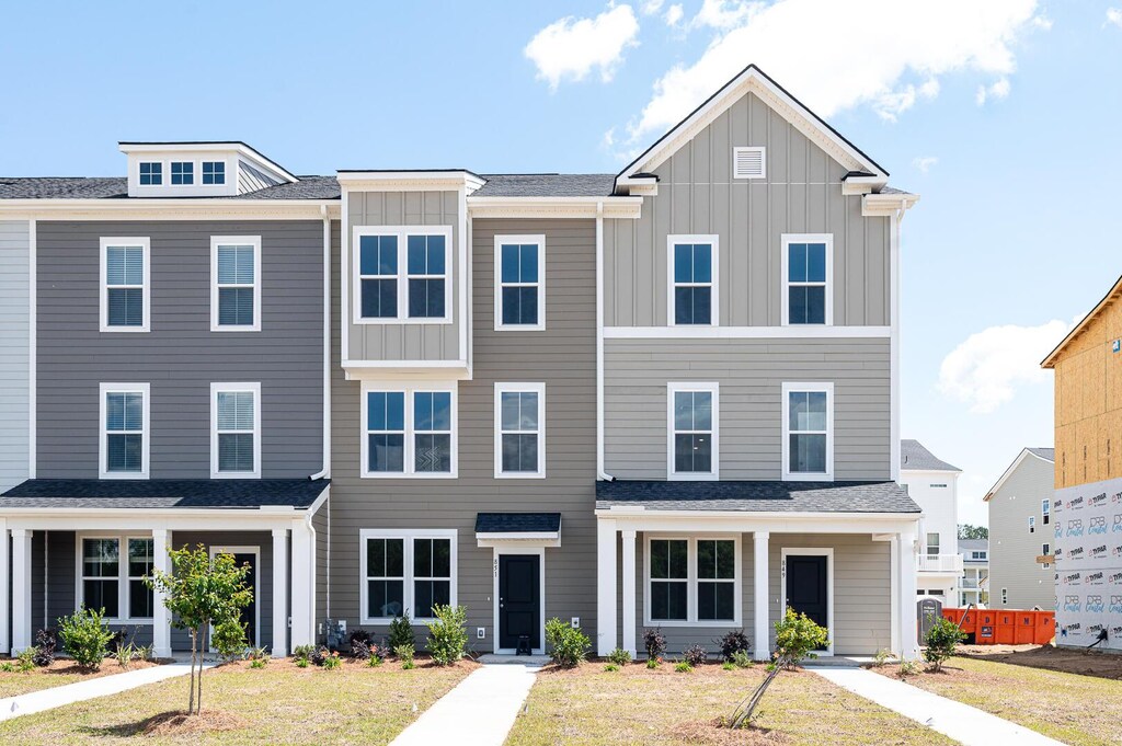 view of front of property featuring a front lawn