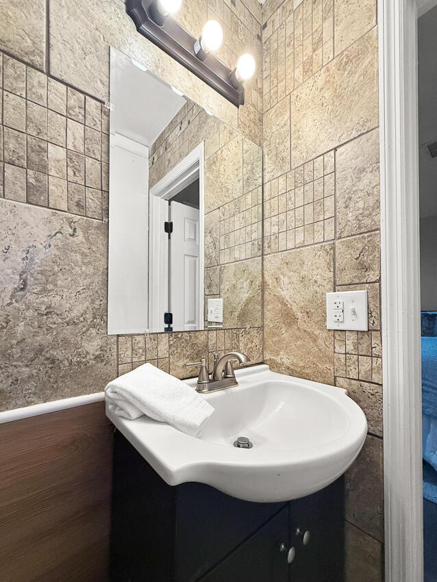 bathroom featuring vanity and decorative backsplash