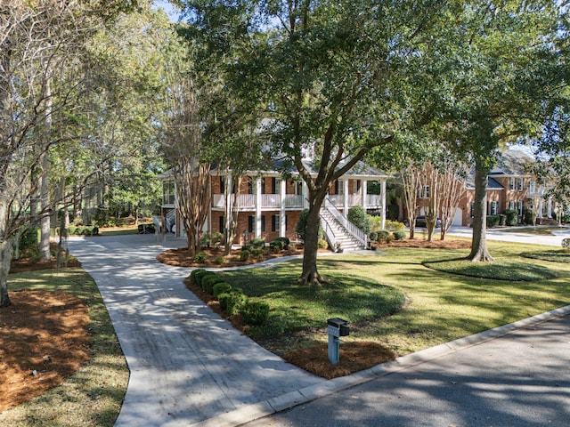 view of front facade featuring a front yard