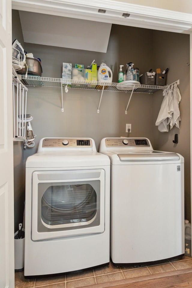 clothes washing area with hardwood / wood-style flooring and independent washer and dryer