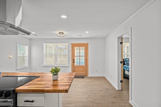 interior space with visible vents, baseboards, ornamental molding, recessed lighting, and wood finished floors