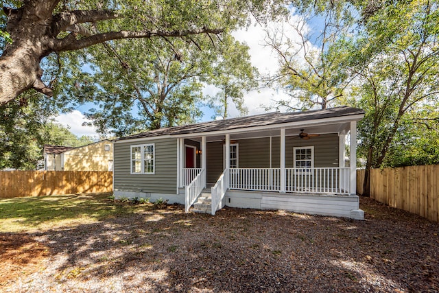 single story home featuring ceiling fan and covered porch