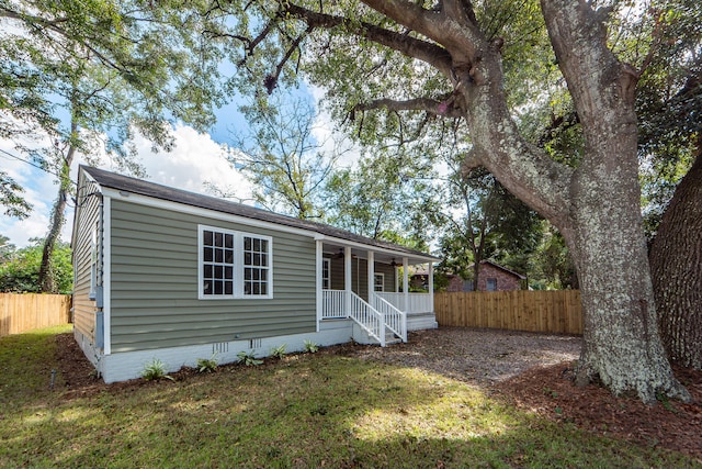 view of front facade with a front yard