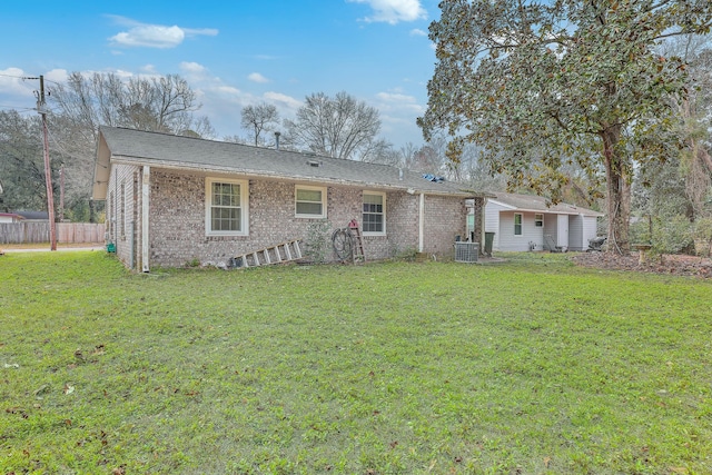 view of front of home featuring a front lawn, fence, and brick siding