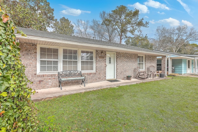 single story home featuring brick siding and a front yard